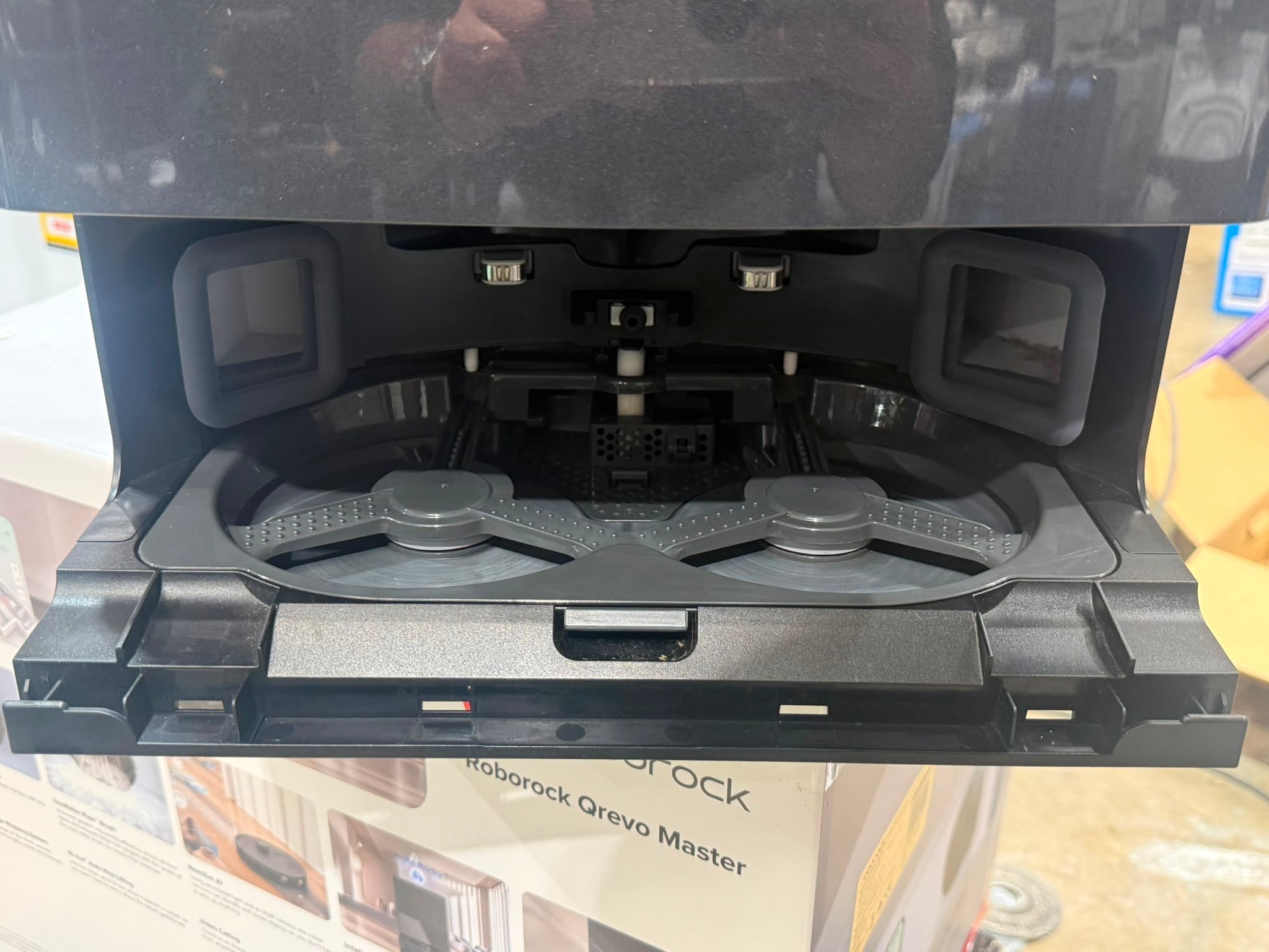 Roborock Qrevo Master Robot Vacuum & Mop with Multifunction Dock – Excellent Condition - 176 Hours Usage Roborock