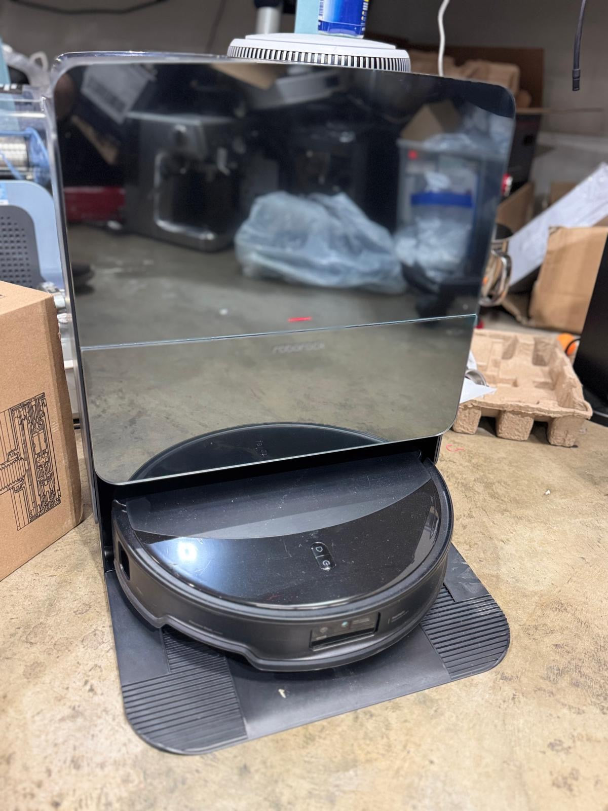 Roborock Saros 10R Robot Vacuum & Mop Cleaner – Excellent Condition – 272 Hours Usage Roborock