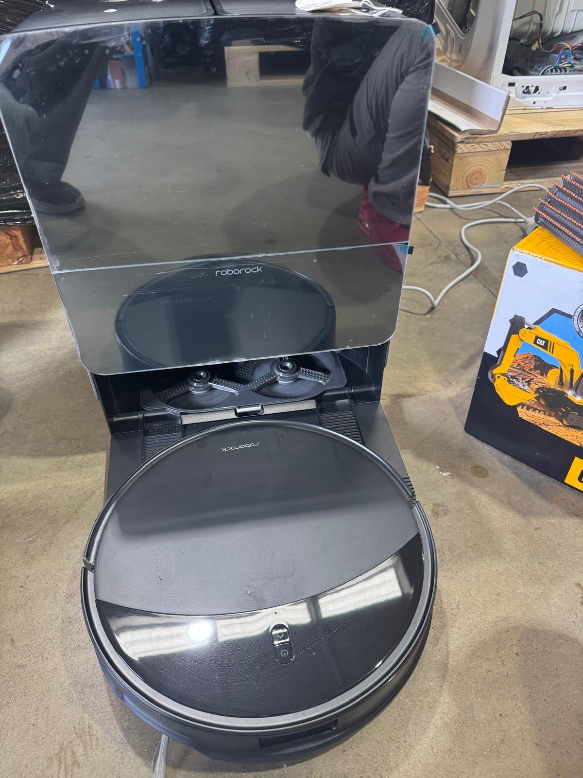 Roborock Saros 10R Robotic Vacuum and Mop - Black - Good - Refurbished Roborock