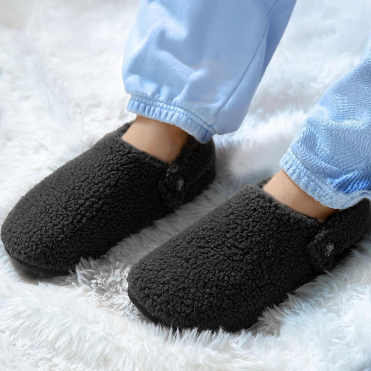 Crocs Unisex Classic Cozzzy Slipper, Black, US M2/W4 - EU 33 CROCS