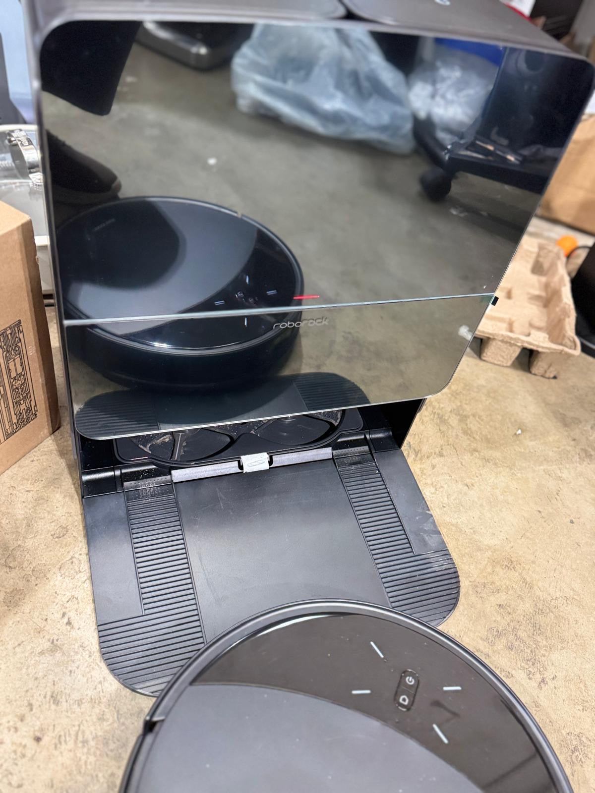 Roborock Saros 10R Robot Vacuum & Mop Cleaner – Excellent Condition – 179 Hours Usage Roborock