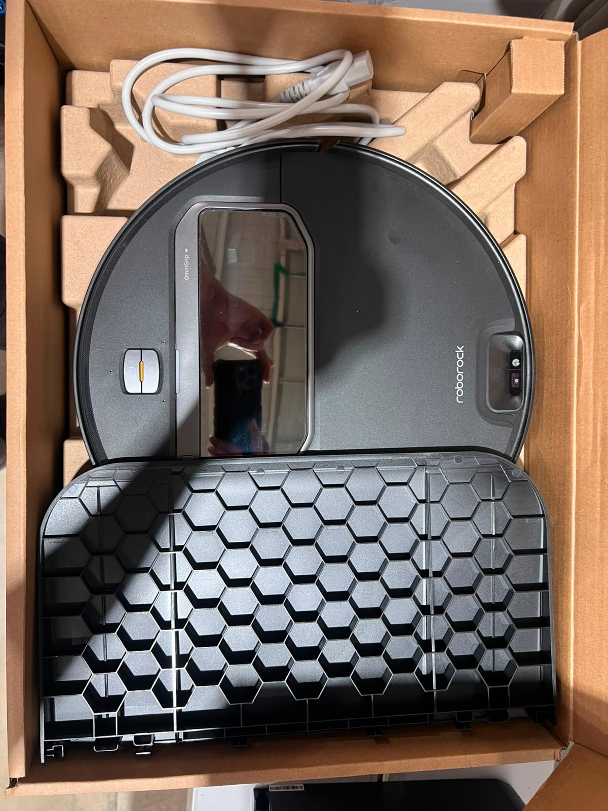Roborock Saros Z70 Robot Vacuum & Mop Cleaner – Excellent Condition – 932 Minutes Usage Roborock