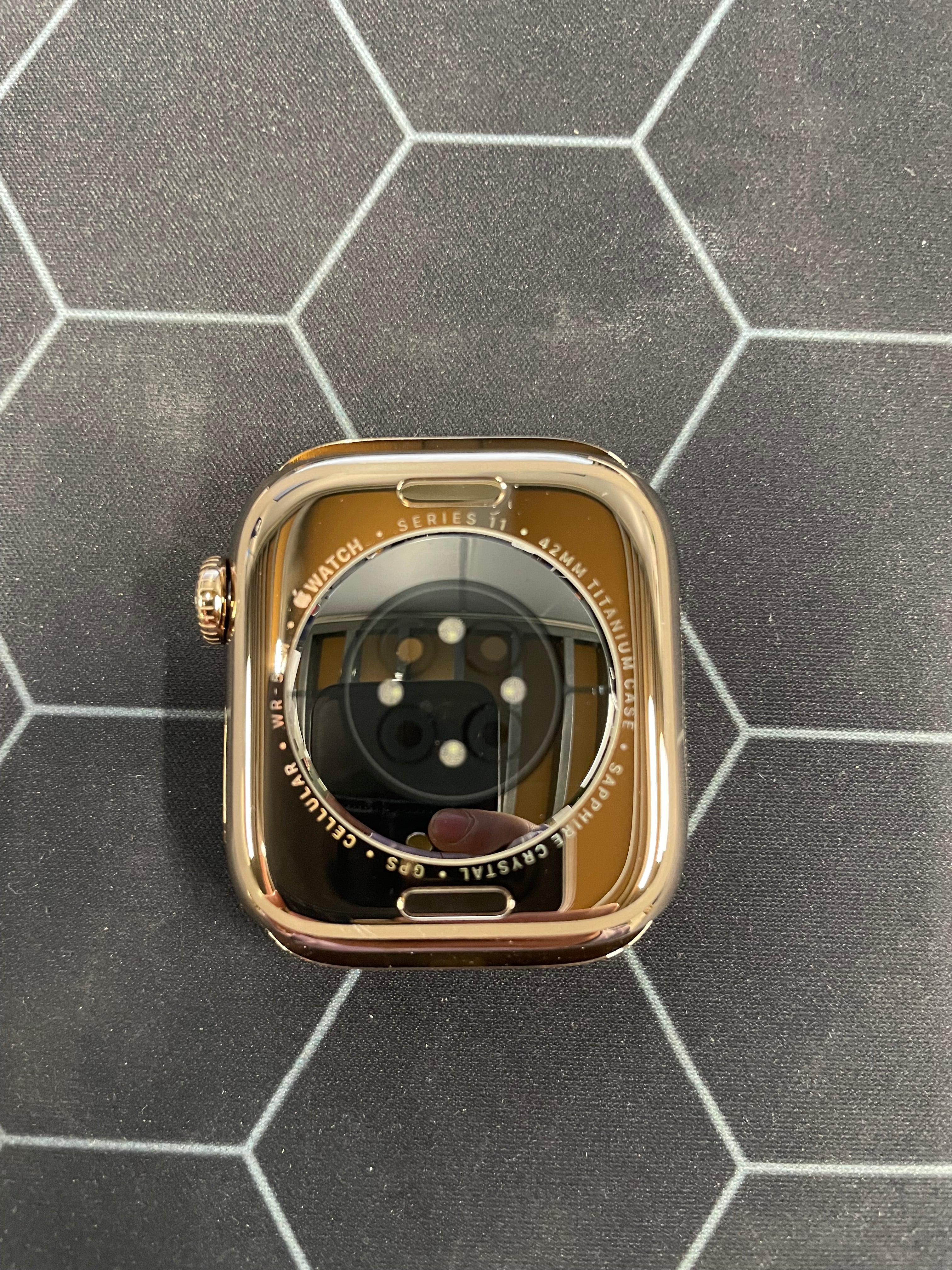 Apple Watch Series 11 GPS + Cellular 42mm Gold Titanium Gold Milanese Loop – As New Condition Apple