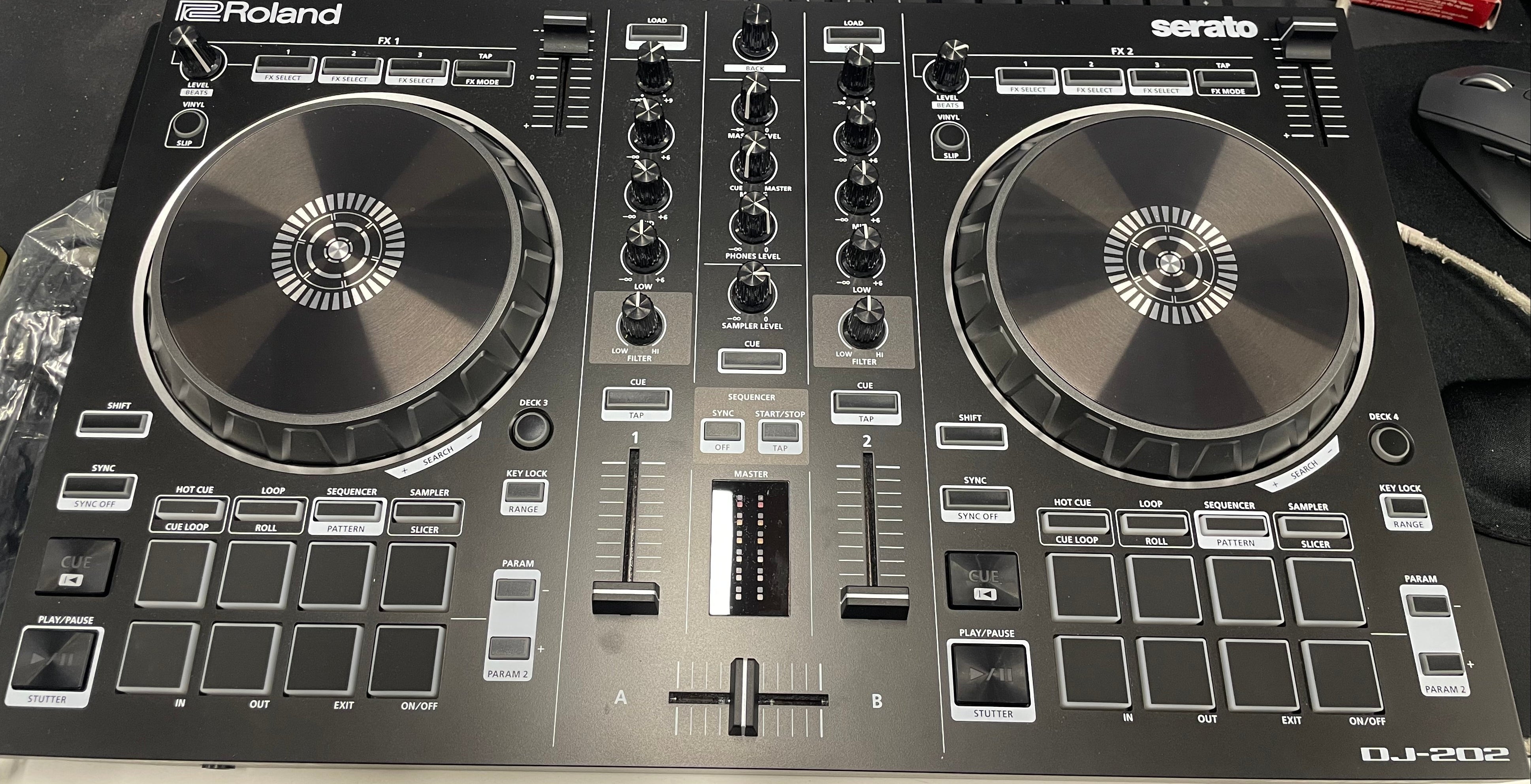 Roland DJ-202 2-Channel Serato DJ Controller with Drum Machine – Excellent Condition ROLAND