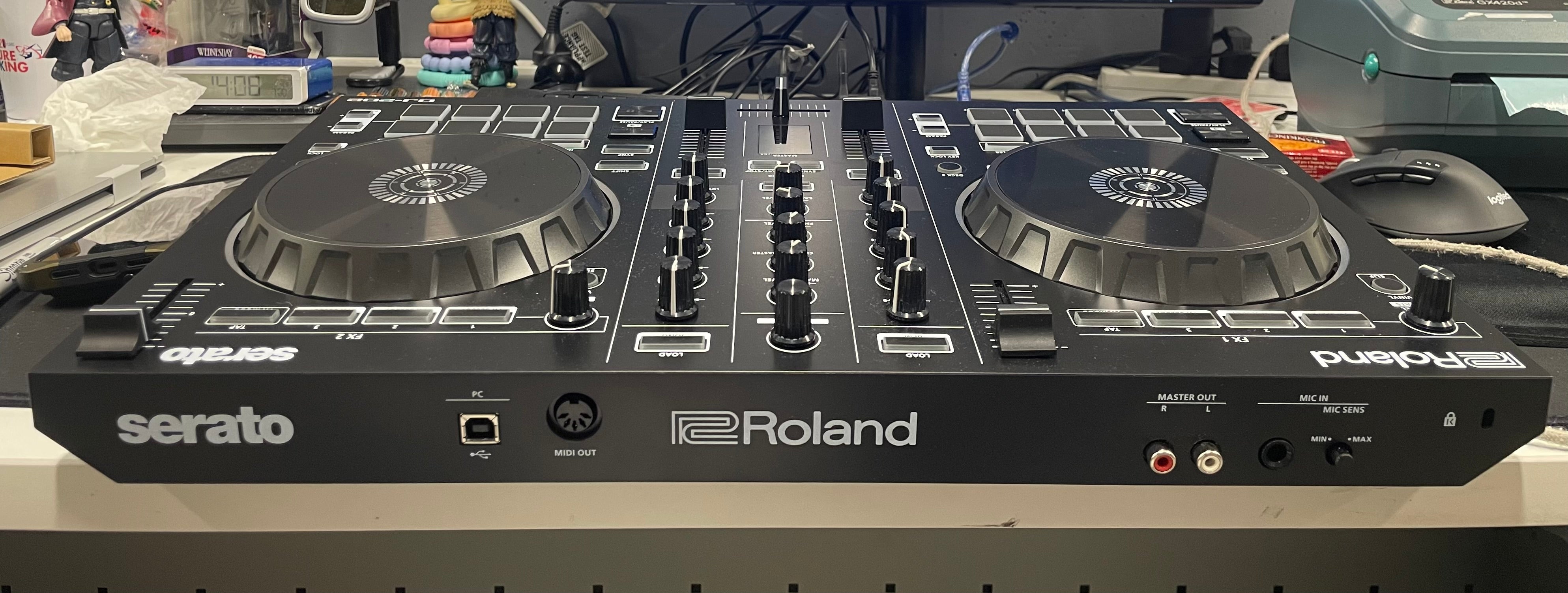 Roland DJ-202 2-Channel Serato DJ Controller with Drum Machine – Excellent Condition ROLAND