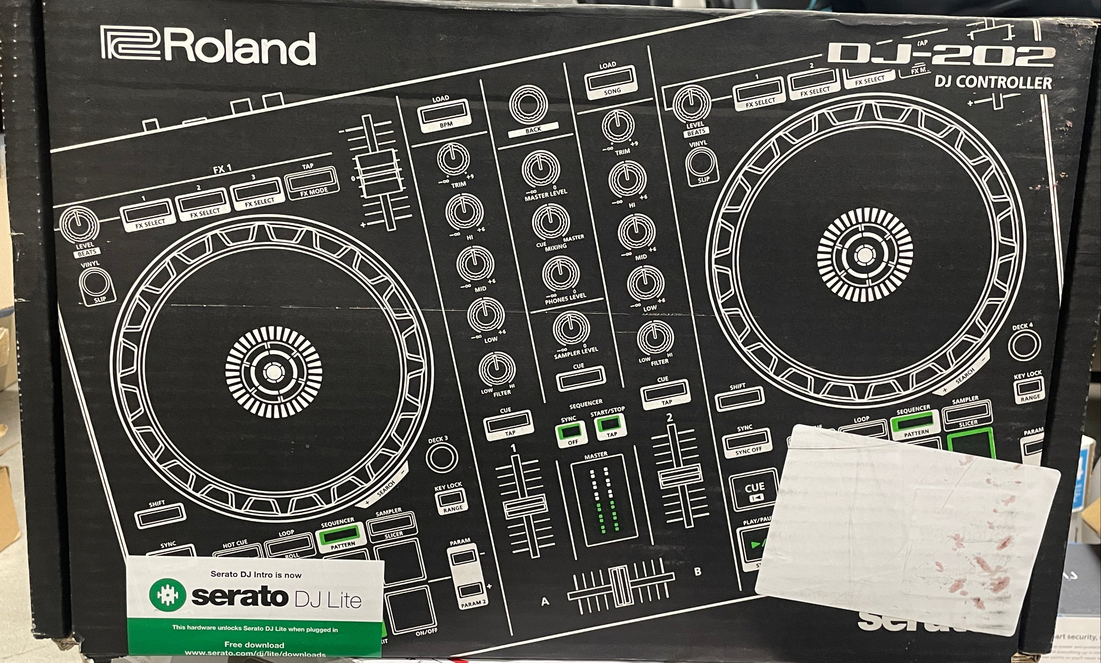 Roland DJ-202 2-Channel Serato DJ Controller with Drum Machine – Excellent Condition ROLAND