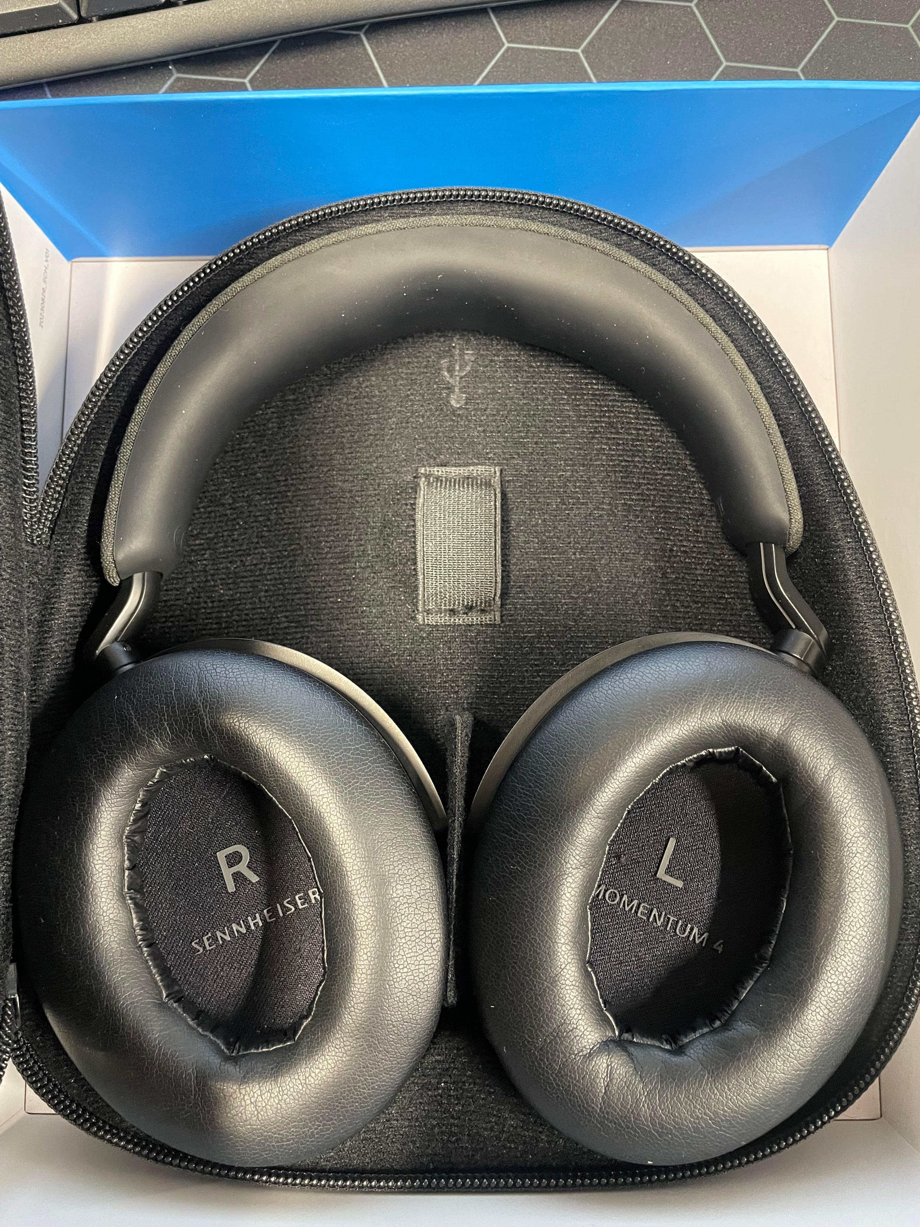 Sennheiser Momentum 4 Wireless Noise Cancelling Headphones Graphite – Excellent Condition SENNHEISER