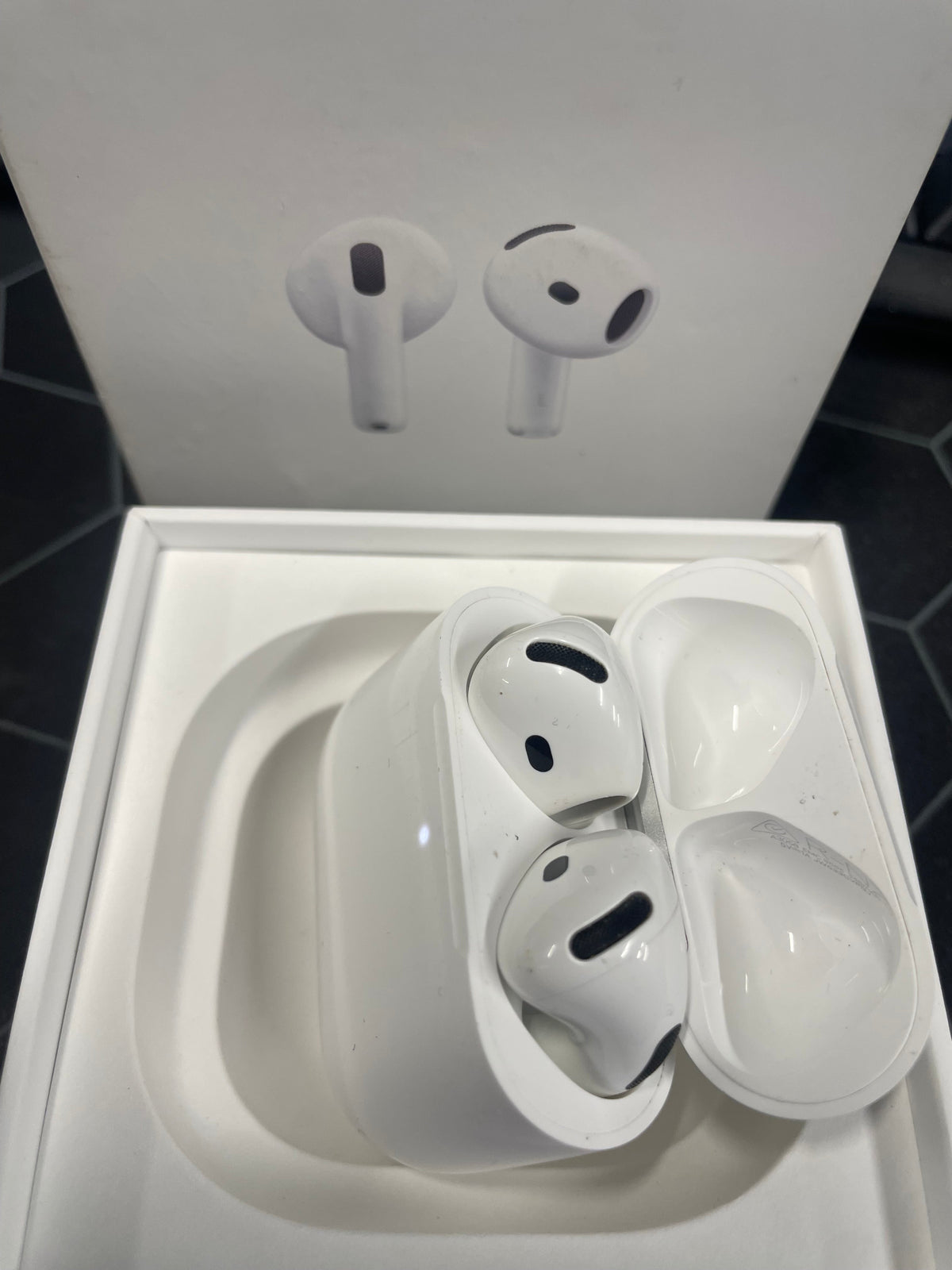 Apple AirPods 4 - Good - Refurbished APPLE