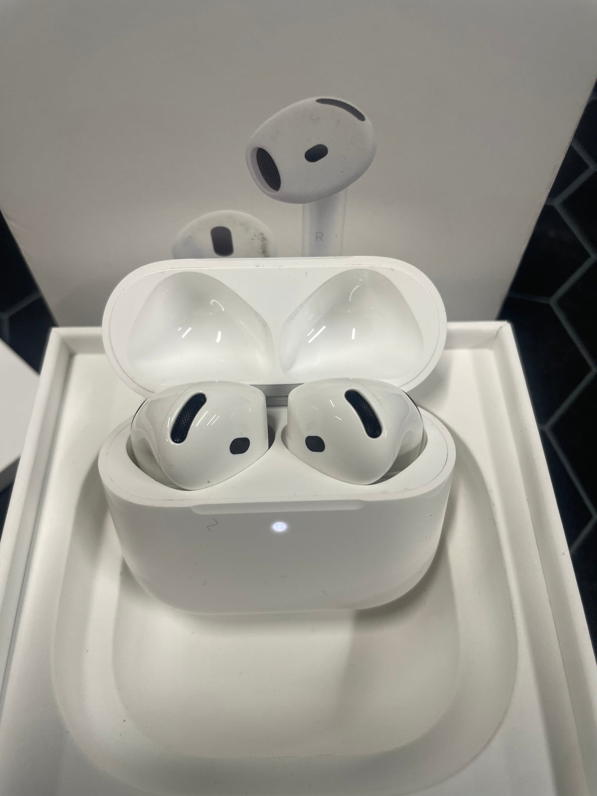 Apple AirPods 4 with Active Noise Cancellation - Good - Refurbished APPLE