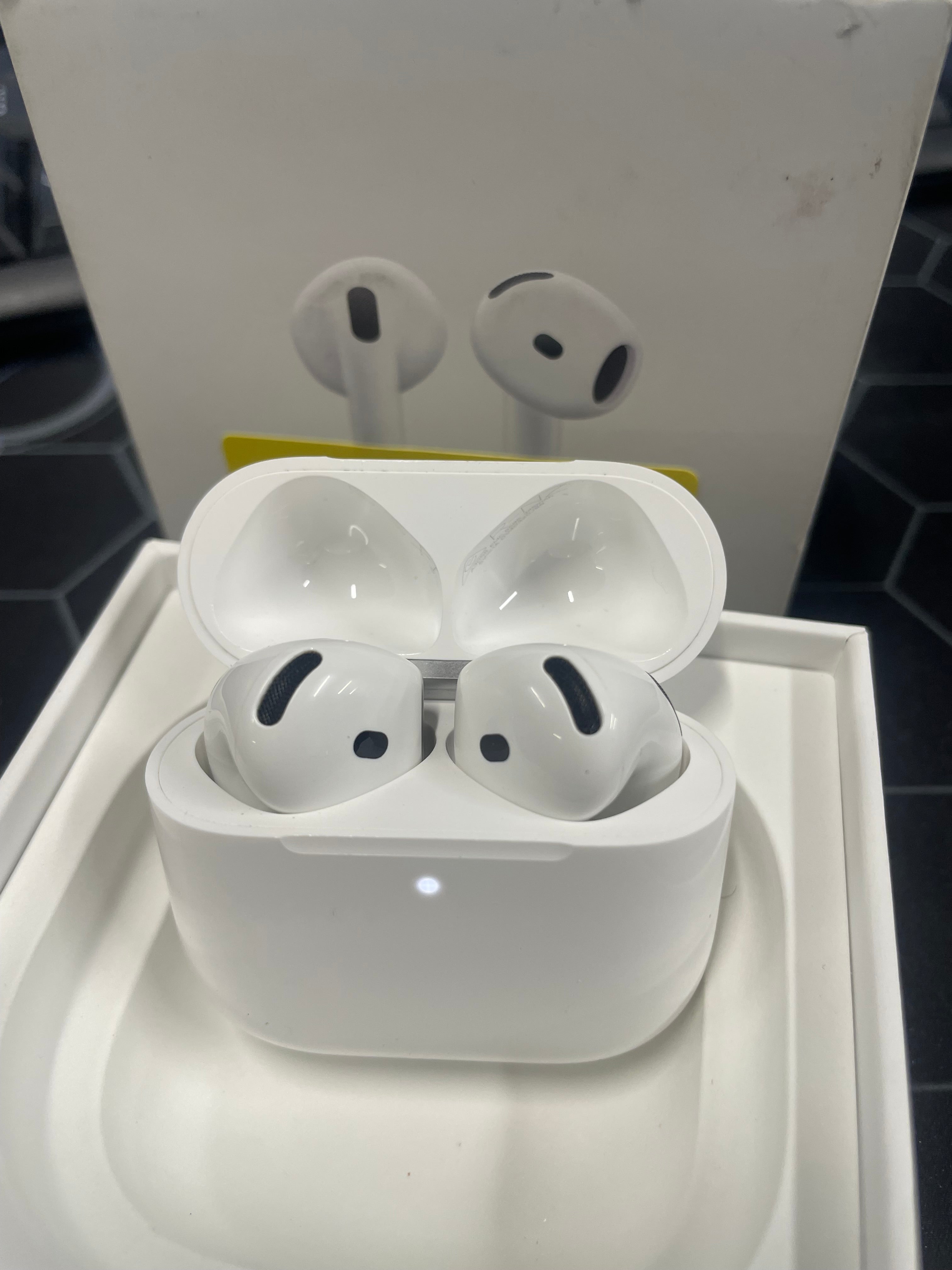 Apple AirPods 4 - Excellent - Refurbished APPLE