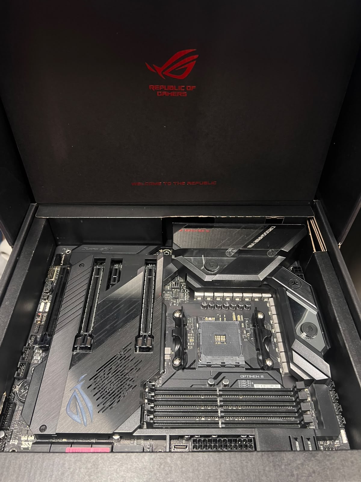 ASUS ROG Crosshair VIII Formula X570 ATX AM4 DDR4 Gaming Motherboard – Excellent Condition (Untested) ASUS