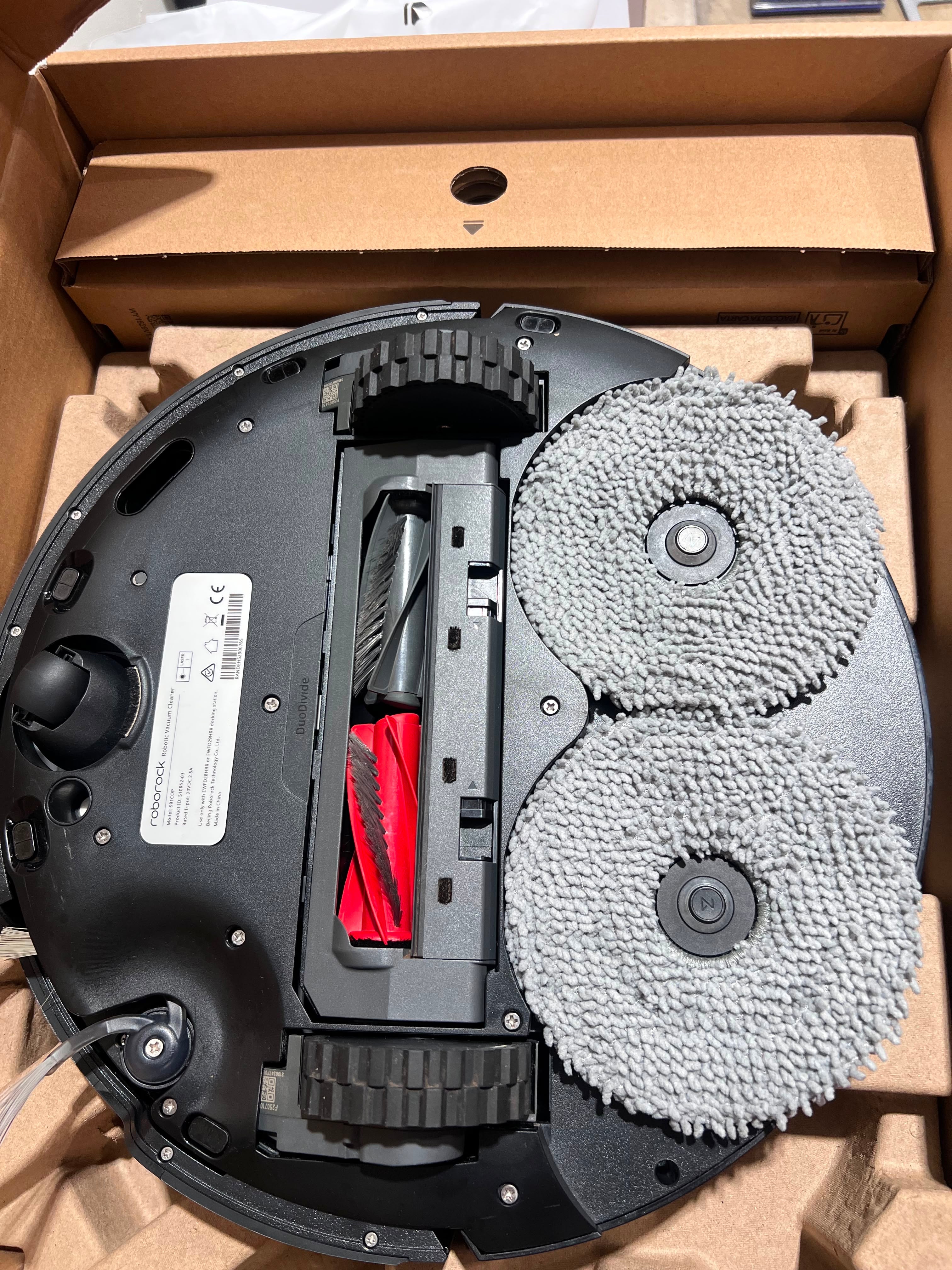 Roborock Saros 10R Robot Vacuum & Mop Cleaner – Excellent Condition – 39 Hours Usage Roborock