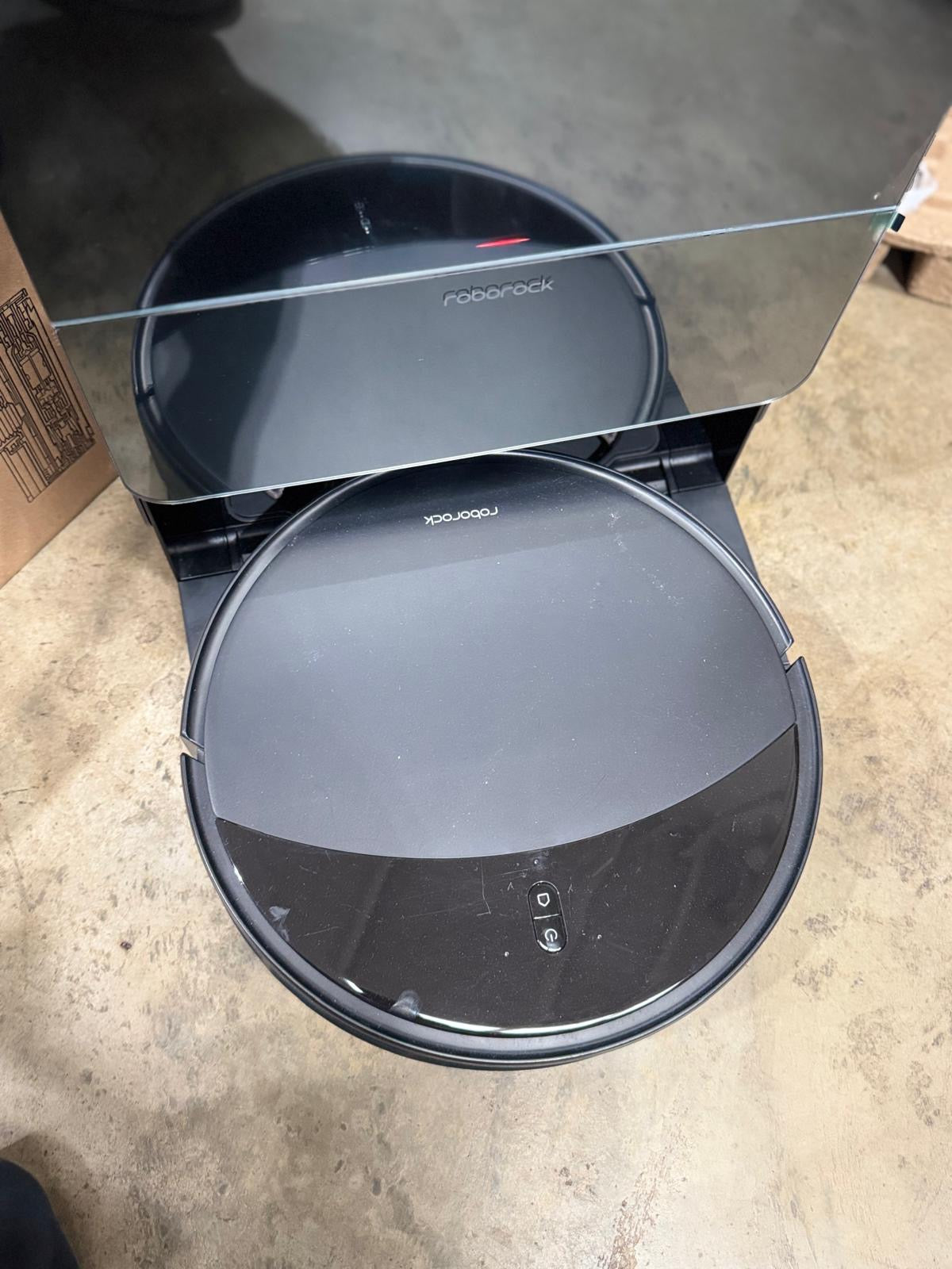 Roborock Saros 10R Robot Vacuum & Mop Cleaner – Excellent Condition – 272 Hours Usage Roborock
