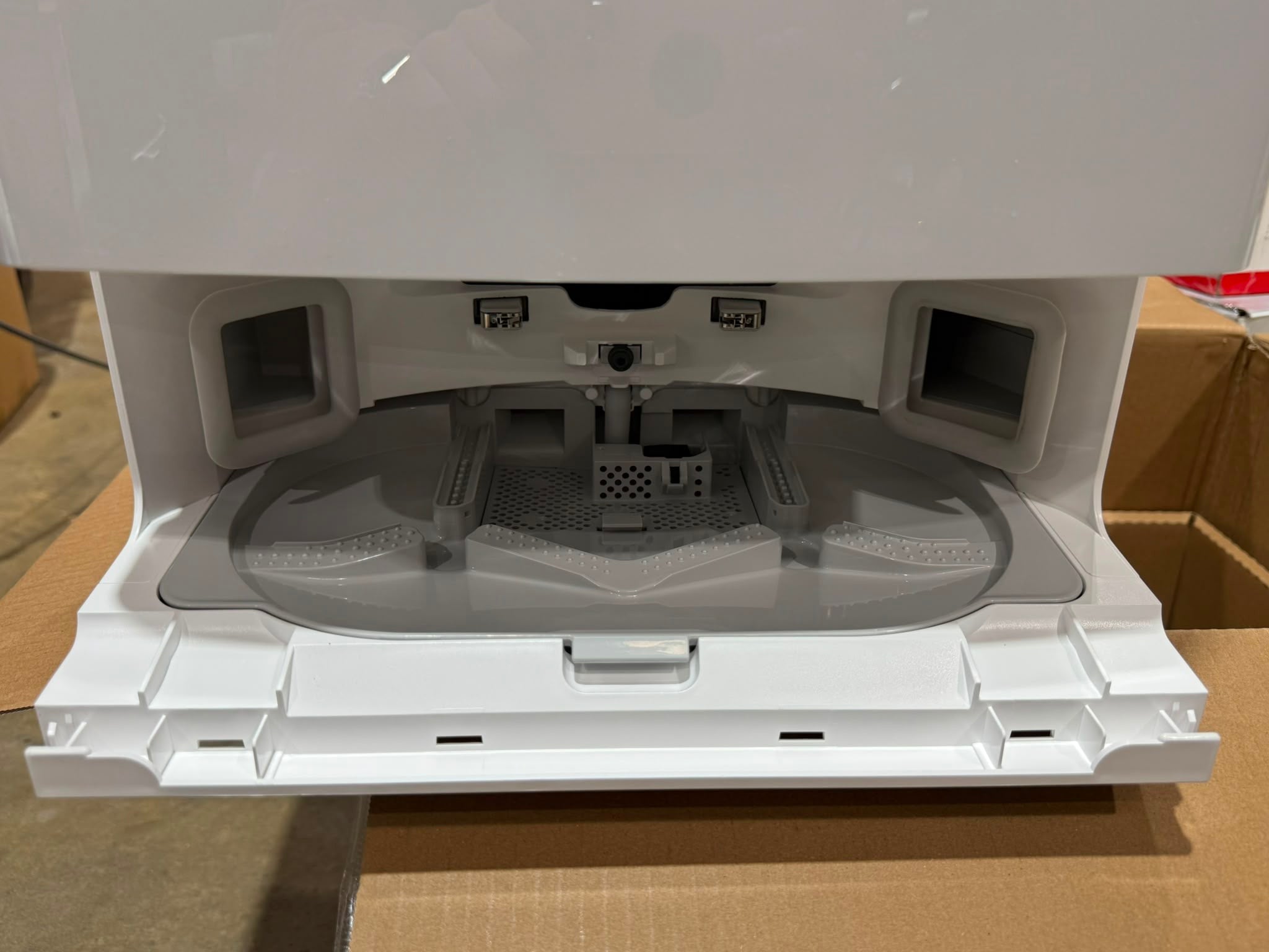 Roborock Qrevo C Robot Vacuum & Mop with Self-Empty Dock – As New - 13 Minutes Usage Roborock