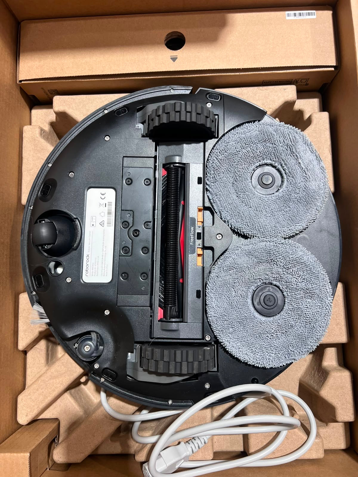 Roborock Saros Z70 Robot Vacuum & Mop Cleaner – Excellent Condition – 932 Minutes Usage Roborock