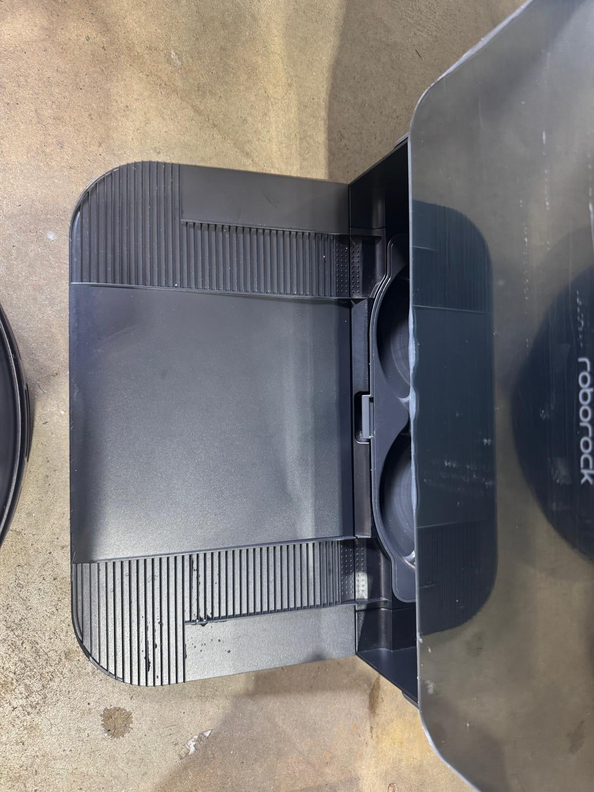 Roborock Saros 10R Robotic Vacuum and Mop - Black - Good - Refurbished Roborock